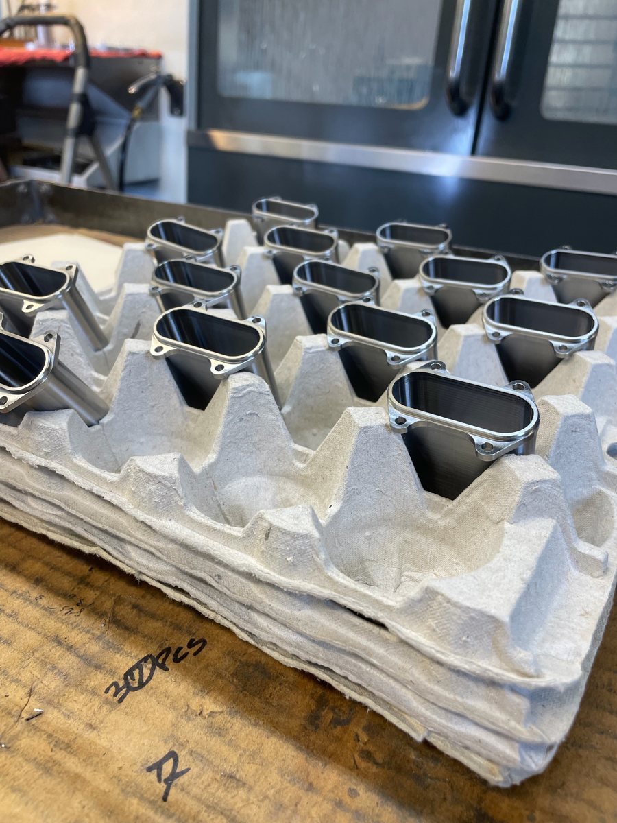 Tray of stainless housings with slotted bores in a pulp tray